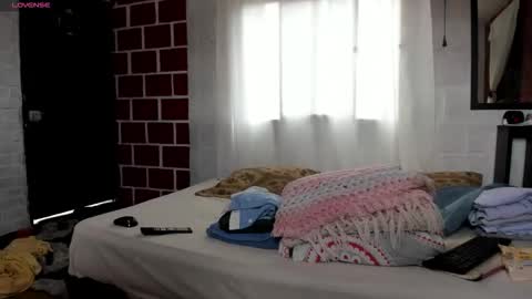 Snapshot of kimandyuk chatting on 11.12.25 Kim Yuk online show from 11.12.25