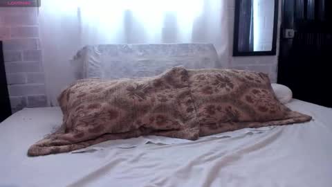 Snapshot of kimandyuk chatting on 11.25.25 Kim Yuk online show from 11.25.25