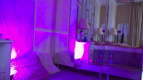 Snapshot of kimdessire chatting on 12.20.25 kimdessire online show from 12.20.25