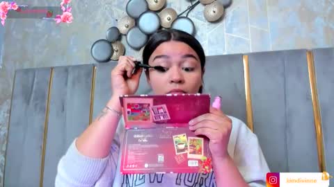 Snapshot of kimdevinne chatting on 11.12.25 KIM online show from 11.12.25