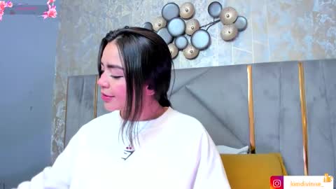 Snapshot of kimdevinne chatting on 11.19.25 KIM online show from 11.19.25