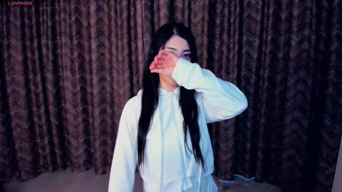 Snapshot of kindraevert chatting on 11.11.25 Megan online show from 11.11.25