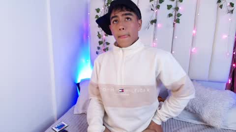 Snapshot of king_azahell chatting on 01.04.25 king help me reach 100 likes online show from 01.04.25