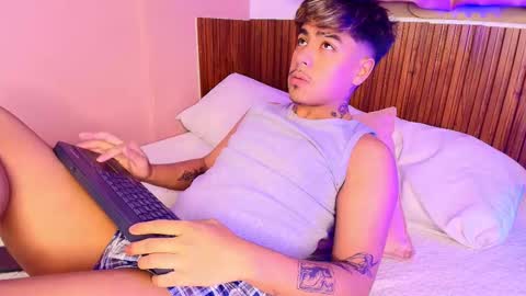 Snapshot of king_azahell chatting on 10.31.25 king help me reach 100 likes online show from 10.31.25