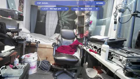 Snapshot of kinkybiguy14 chatting on 12.05.25 Kinky Cassie online show from 12.05.25