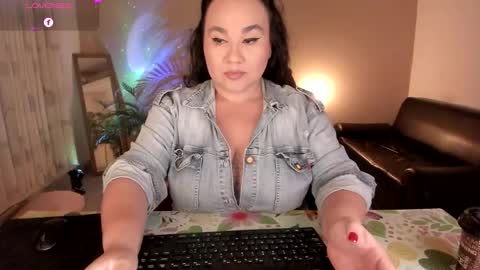 Snapshot of kinkyelise chatting on 10.19.25 Jenny online show from 10.19.25