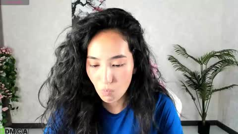 Snapshot of kira_lilian chatting on 09.12.25 Aura online show from 09.12.25