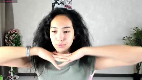 Snapshot of kira_lilian chatting on 09.20.25 Aura online show from 09.20.25