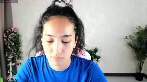 Snapshot of kira_lilian chatting on 09.22.25 Aura online show from 09.22.25
