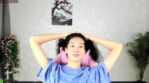 Snapshot of kira_lilian chatting on 09.24.25 Aura online show from 09.24.25