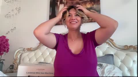 KiraDivine online show from 10.22.25