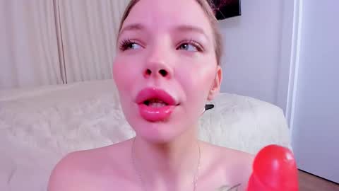 Snapshot of kiralotus chatting on 03.12.25 little vampire online show from 03.12.25