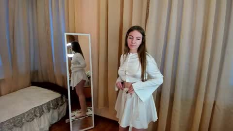 Snapshot of kirarustle chatting on 11.27.25 Kira online show from 11.27.25