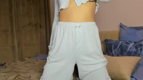 Snapshot of kirraa_ chatting on 10.29.25 Kira online show from 10.29.25