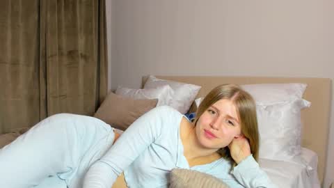 Snapshot of kirraa_ chatting on 11.10.25 Kira online show from 11.10.25