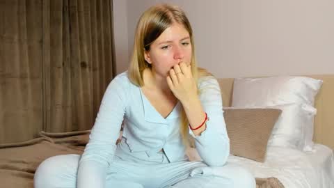 Snapshot of kirraa_ chatting on 11.14.25 Kira online show from 11.14.25