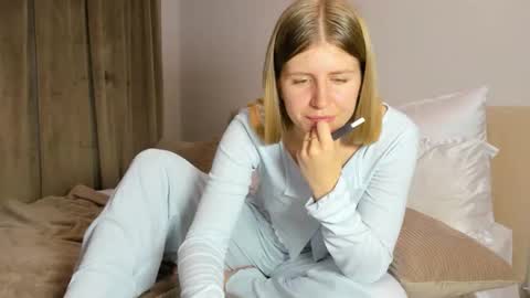 Snapshot of kirraa_ chatting on 11.22.25 Kira online show from 11.22.25