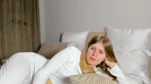 Snapshot of kirraa_ chatting on 11.23.25 Kira online show from 11.23.25