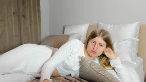 Snapshot of kirraa_ chatting on 11.28.25 Kira online show from 11.28.25