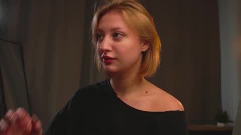 Snapshot of kiss_me_mila chatting on 11.14.25 kiss_me_mila online show from 11.14.25