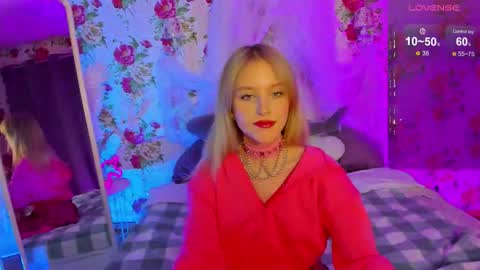 Snapshot of kisschristie__ chatting on 11.22.25 christie online show from 11.22.25