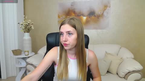 Snapshot of kissme_now chatting on 09.19.25 kissme_now online show from 09.19.25