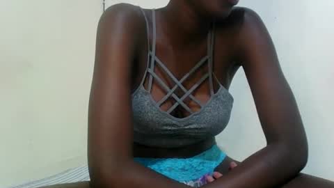 Snapshot of kissybabe01 chatting on 12.05.25 kissybabe01 online show from 12.05.25