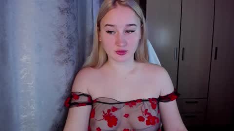 Snapshot of kitten_sun chatting on 10.30.25 kitten_sun online show from 10.30.25