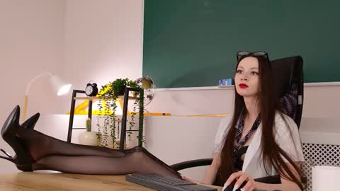 Snapshot of kittimissi chatting on 10.29.25 Kitti online show from 10.29.25