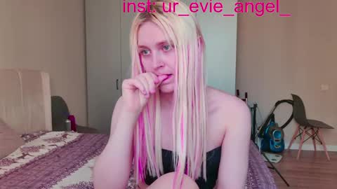 Evelyn online show from 04.13.26