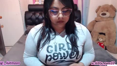 Snapshot of kitty_eyes chatting on 01.21.25 kitty online show from 01.21.25