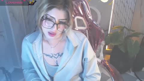 Snapshot of kitty_fox_b chatting on 10.31.25 kitty_fox_b online show from 10.31.25