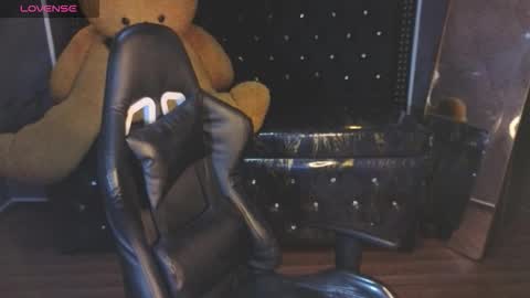 Snapshot of kitty_fox_b chatting on 11.18.25 kitty_fox_b online show from 11.18.25