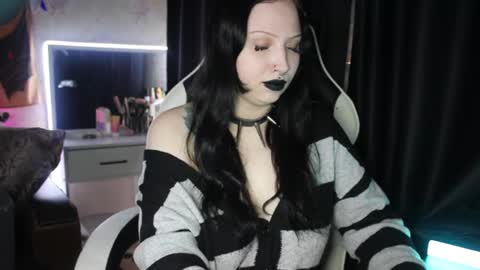 Hey  Im Ellie  if you like me and like my show give me a thumbs up hehe online show from 06.19.26