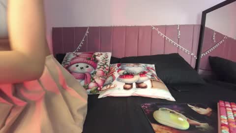 Snapshot of kitty_kryss chatting on 12.22.25 kitty_kryss online show from 12.22.25