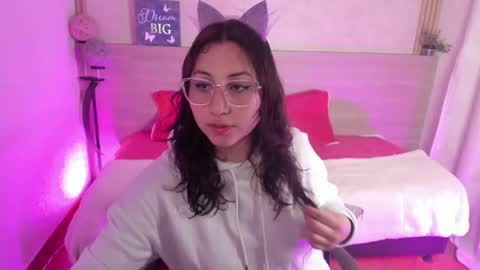 Snapshot of kitty_shinee chatting on 11.17.25 kitty_shinee online show from 11.17.25