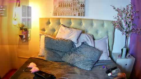 K I T T Y   online show from 11.24.25