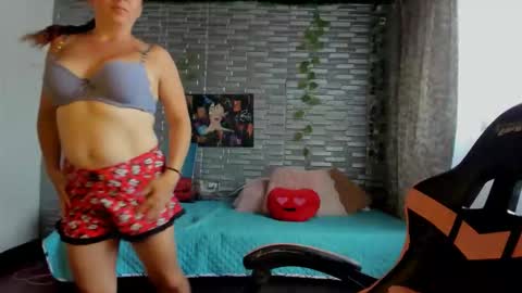 Snapshot of kitty_violet_ chatting on 12.14.25 violet online show from 12.14.25