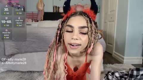 Snapshot of kittymarie28 chatting on 10.22.25 kitty online show from 10.22.25