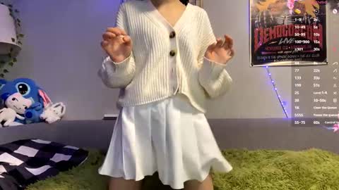 Snapshot of kizziequiroz chatting on 12.19.25 Luna online show from 12.19.25