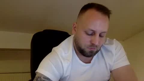 Snapshot of kobasic chatting on 12.21.25 hugo online show from 12.21.25