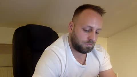 Snapshot of kobasic chatting on 01.08.26 hugo online show from 01.08.26