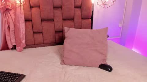 Snapshot of kristakinnky chatting on 06.19.26 BETANIA online show from 06.19.26