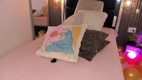 Snapshot of kristakinnky chatting on 07.14.26 BETANIA online show from 07.14.26