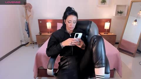 Snapshot of kristen_garner chatting on 12.27.24 Sophia online show from 12.27.24