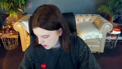 Snapshot of kristifoxy chatting on 05.11.26 kristifoxy online show from 05.11.26