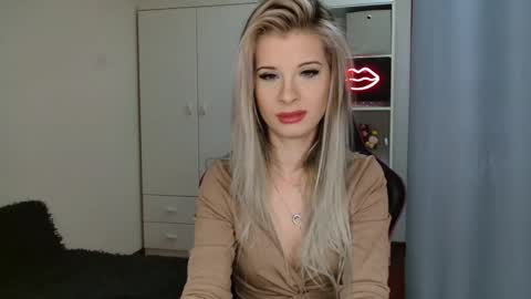 KristineAmore online show from 10.15.25