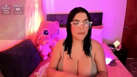 Snapshot of kylie2211 chatting on 12.16.25 Kylie online show from 12.16.25