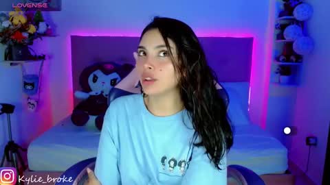 Snapshot of kylie_hottt_ chatting on 12.24.24 k ylie online show from 12.24.24