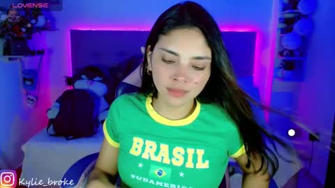 Snapshot of kylie_hottt_ chatting on 12.27.24 k ylie online show from 12.27.24